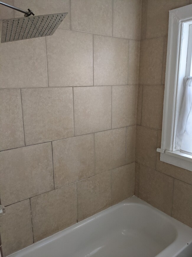 Shower - 5533 Scoville St