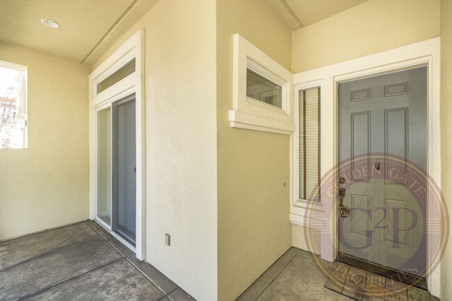 Building Photo - Sunset - 3 BR, 3.5 BA Townhouse 2,225 Sq. ...