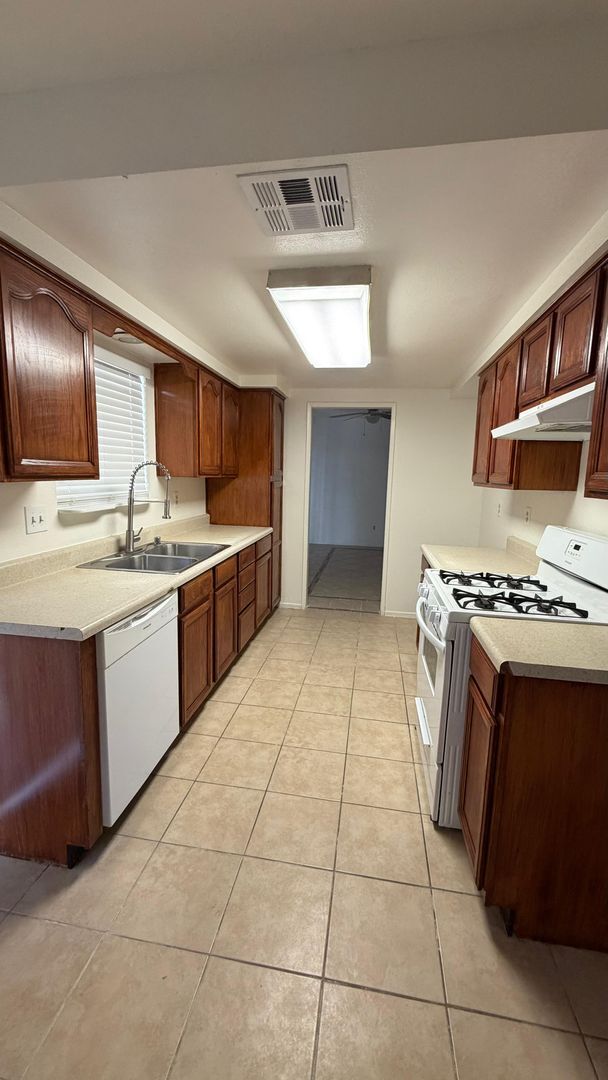 Building Photo - Welcome to your Next Home in Brawley