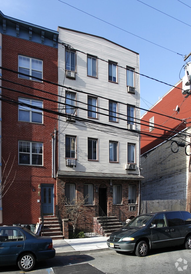 Building Photo - 320 Monroe St