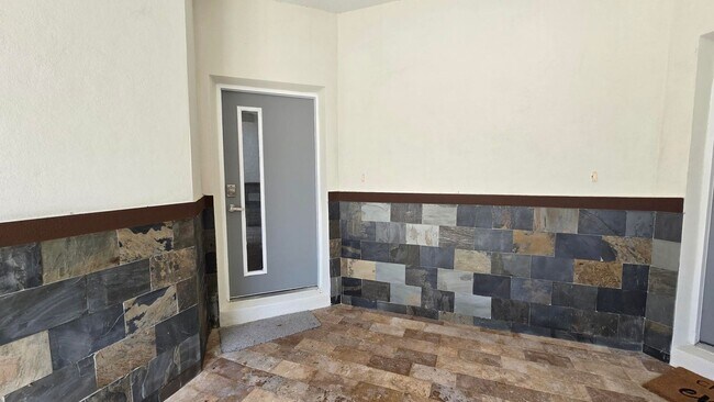 Foto del edificio - Beautiful and Modern 4 bed 3.5 Bath Townho...