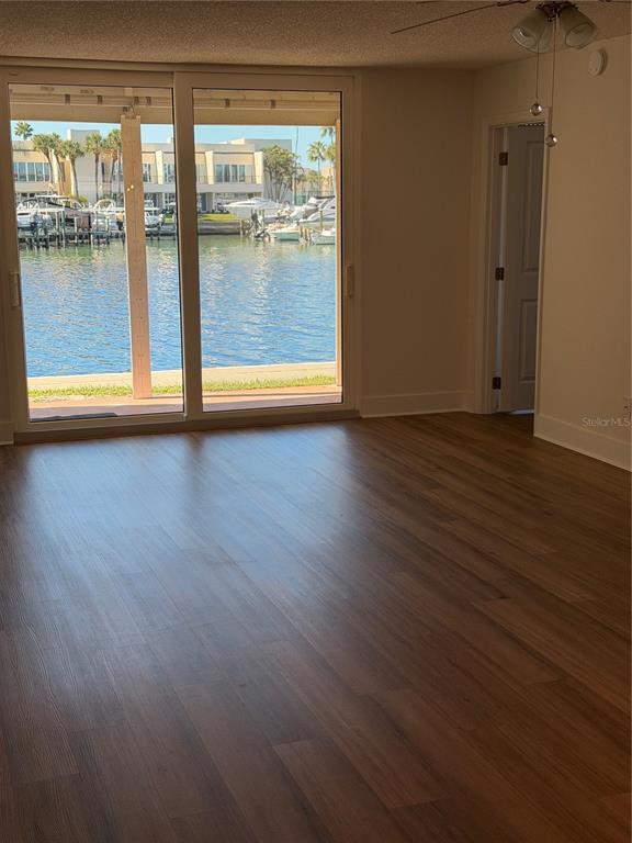 Foto del edificio - 7420 Bay Island Dr S