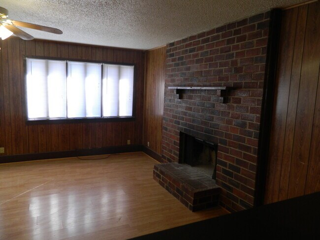 Foto del edificio - COMING SOON! Brick 3-Bed, 2-Bath with Fenc...