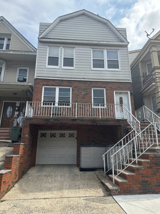 123 W 28th St Unit 3, Bayonne, NJ 07002 Room for Rent in Bayonne, NJ
