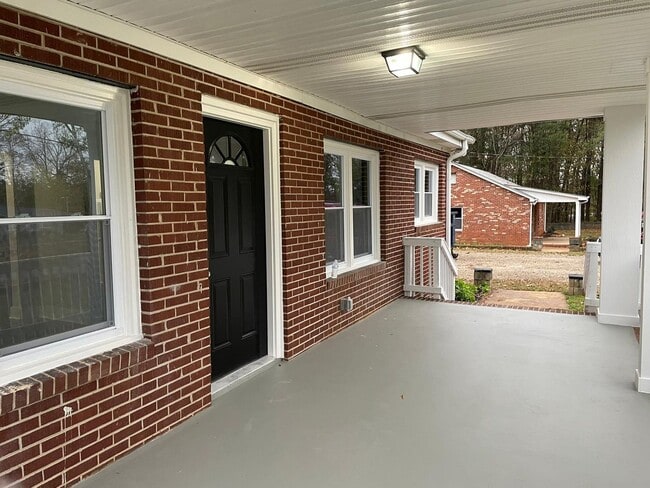 Building Photo - 3  Bedroom 1.5 bath Brick Ranch Style Home...