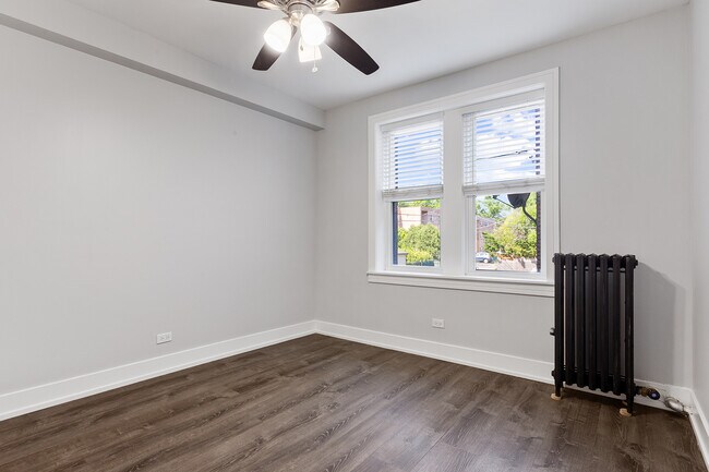 Building Photo - 1521 W Sherwin Ave