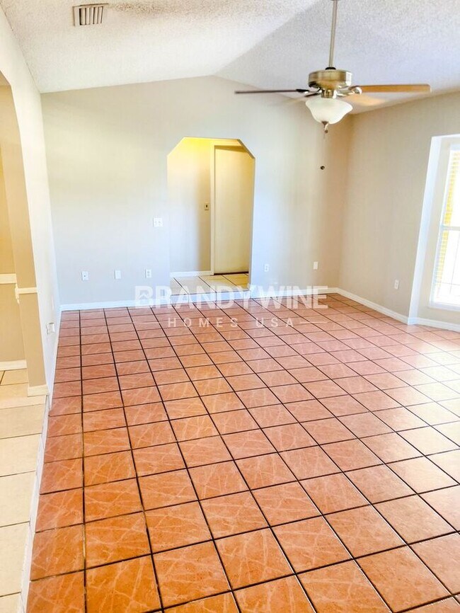 Building Photo - Village Green in West Orlando!