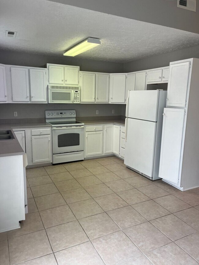 Building Photo - Charming Home with 2 car garage in Great Neighborhood