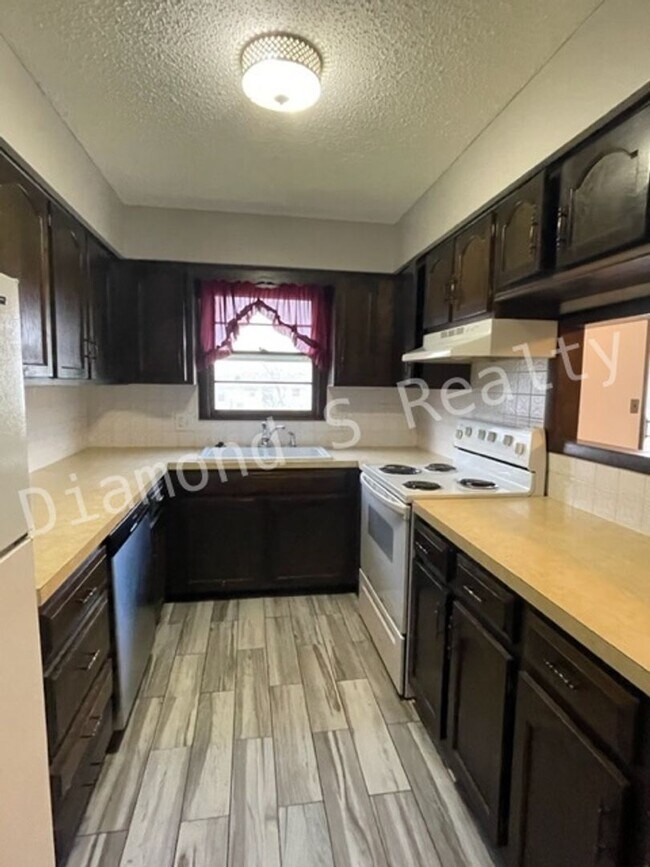 Foto del edificio - Charming 3 Bedroom Home Available Early July!
