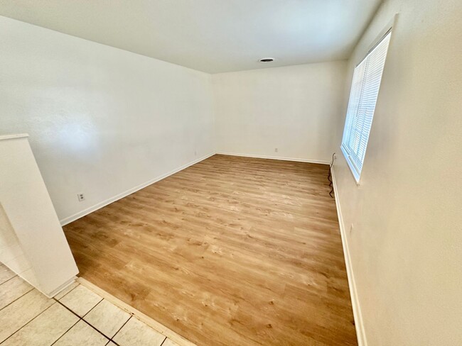 Building Photo - AVAAILABLE NOW !!