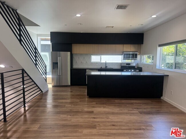 Foto del edificio - 5638 Woodman Ave