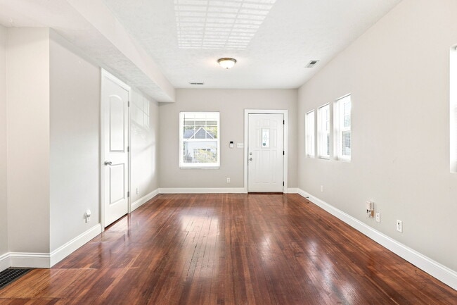 Building Photo - 1344 Linden St