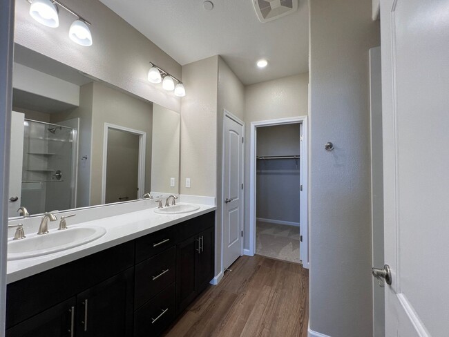 Foto del edificio - Modern 4/2.5 Townhome in Minden