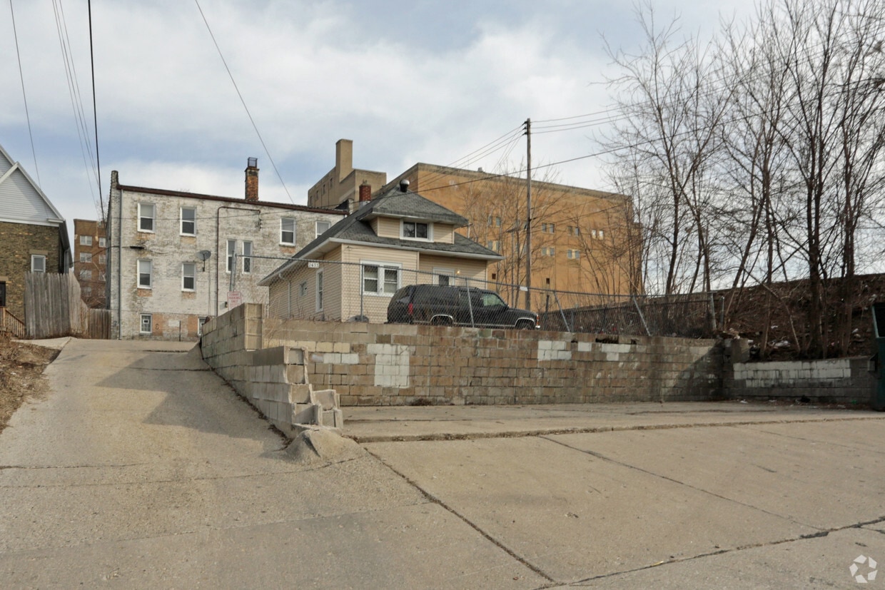 Building Photo - 2433 W Michigan St