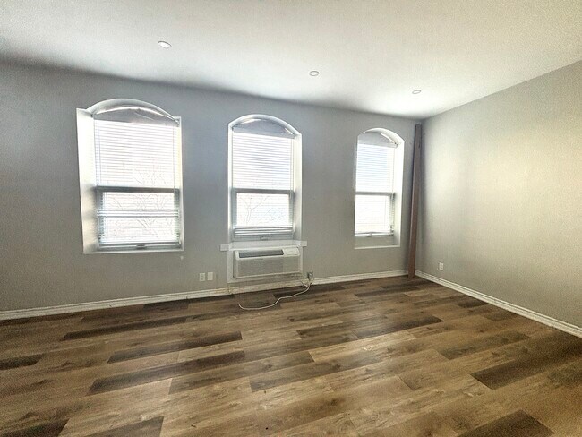 Photo du bâtiment - Beautifully Updated Studio Apartment in Downtown Sarnia!