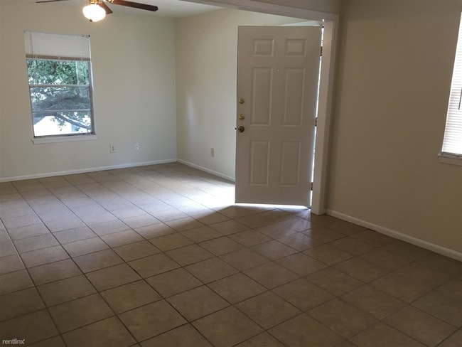 Building Photo - 2 br, 2 bath 4plex - 319 Manuel Dr D