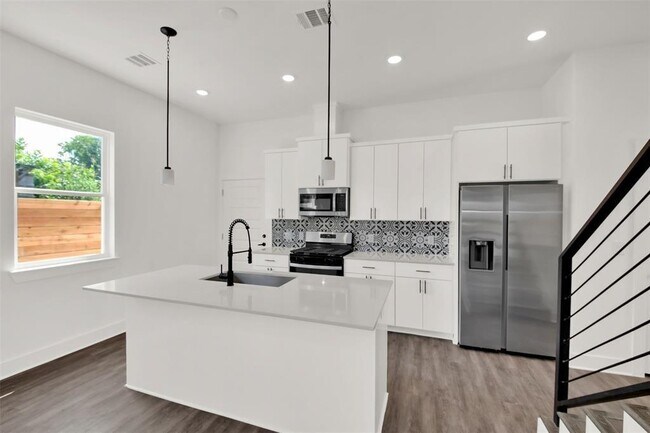 Foto del edificio - 7603 Carver Ave