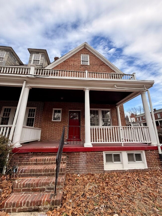 Huge townhome available. Four bedrooms three bath. - Huge townhome available. Four bedrooms three bath.