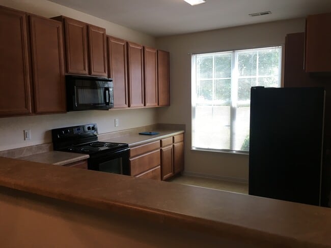 Building Photo - Townhouse For The Family!!