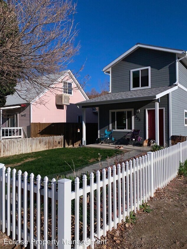 Foto principal - 3 br, 2 bath House - 222 W Fourth St