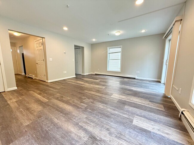 Foto del edificio - Updated 3-Bed, 1.5-Bath Semi-Detached Home...