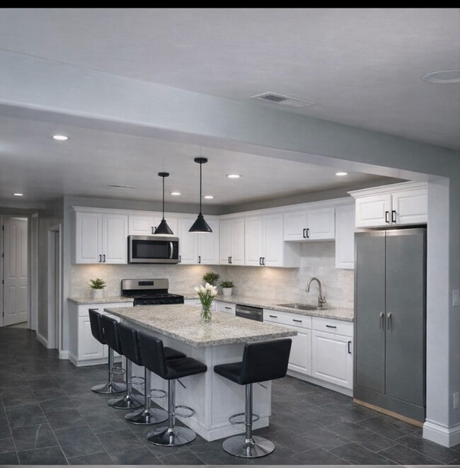 Building Photo - 912 31st St