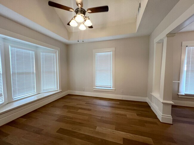 Foto del edificio - Unique Boutique 3/2/2 Craftsman Bungalow In Angleton