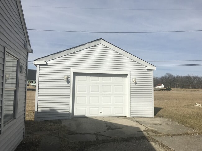 Building Photo - 4319 Standish Dr