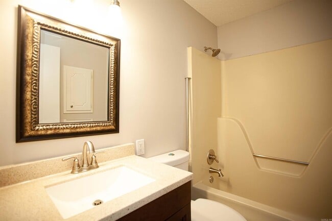 Foto del edificio - 2000 Lessel Dr