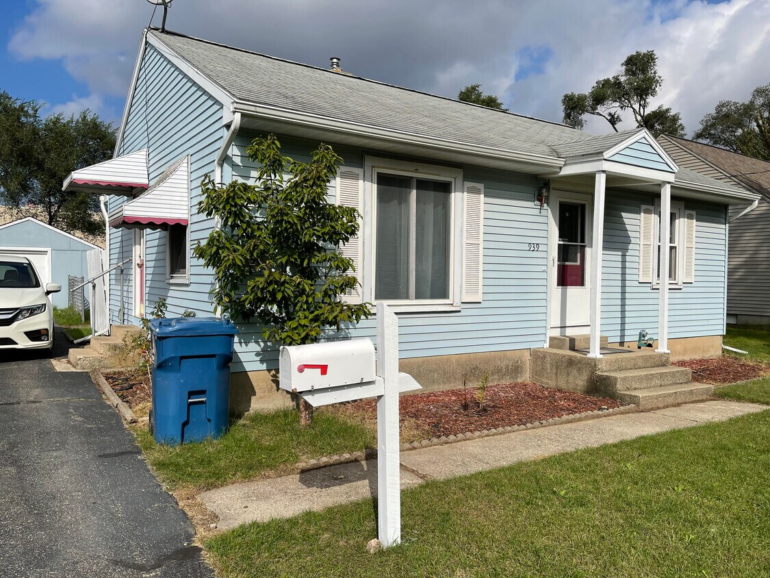 Primary Photo - 939 CANTERBURY ST SW