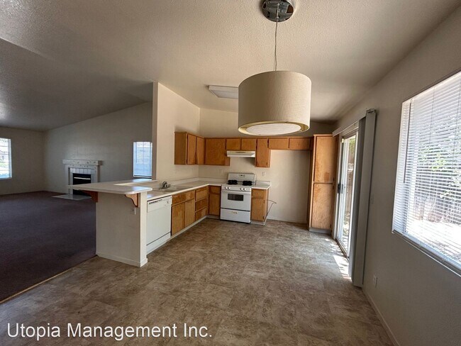 Building Photo - 3 br, 2 bath House - 204 Sumatra