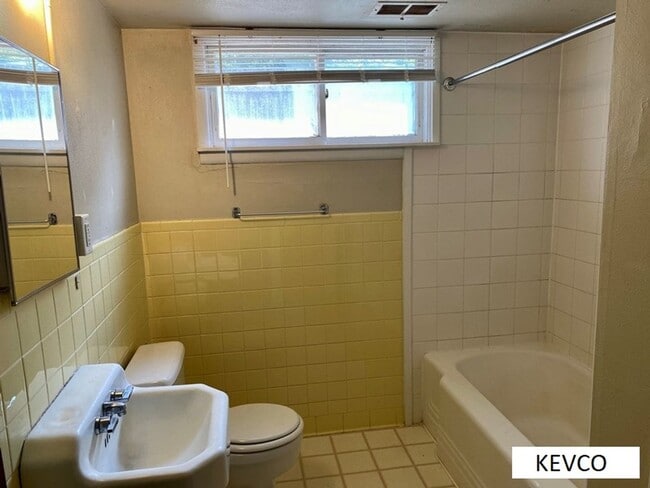 Building Photo - 1100 Whedbee St