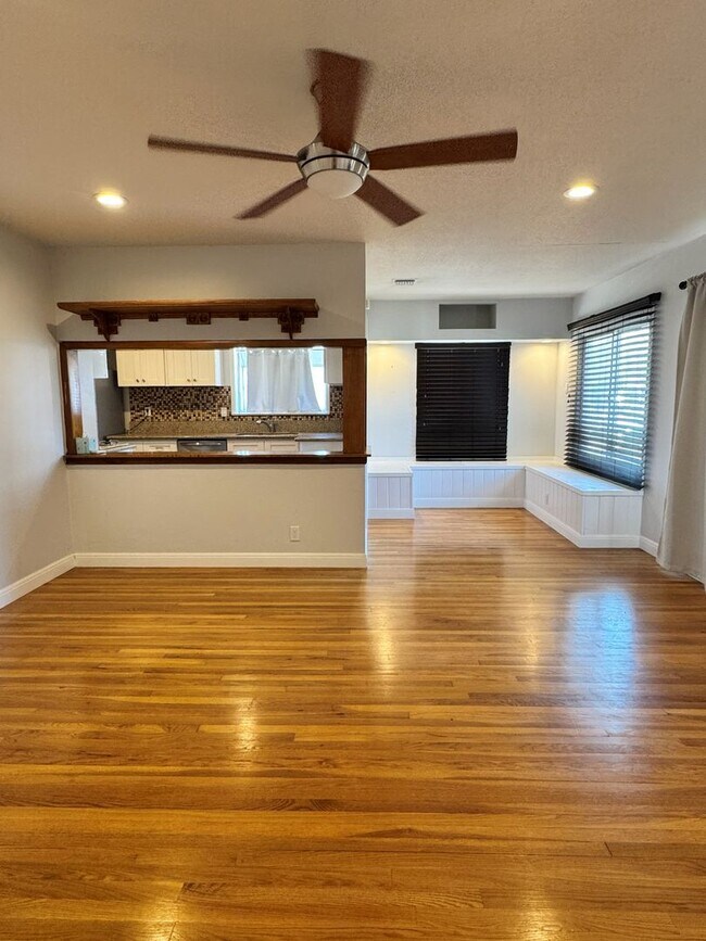 Foto del edificio - Charming 2-Bedroom Home with Fireplace, Backyard & Garage in Lakewood