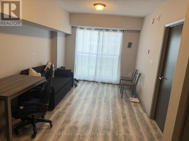 Photo du bâtiment - 275F Larch St