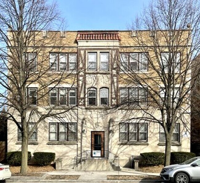 Foto del edificio - 4480 N Oakland Ave