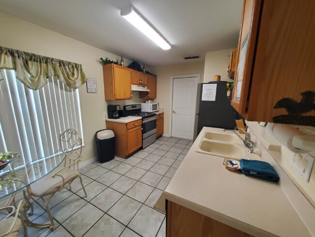 Building Photo - 4521 Oakbrook Ct