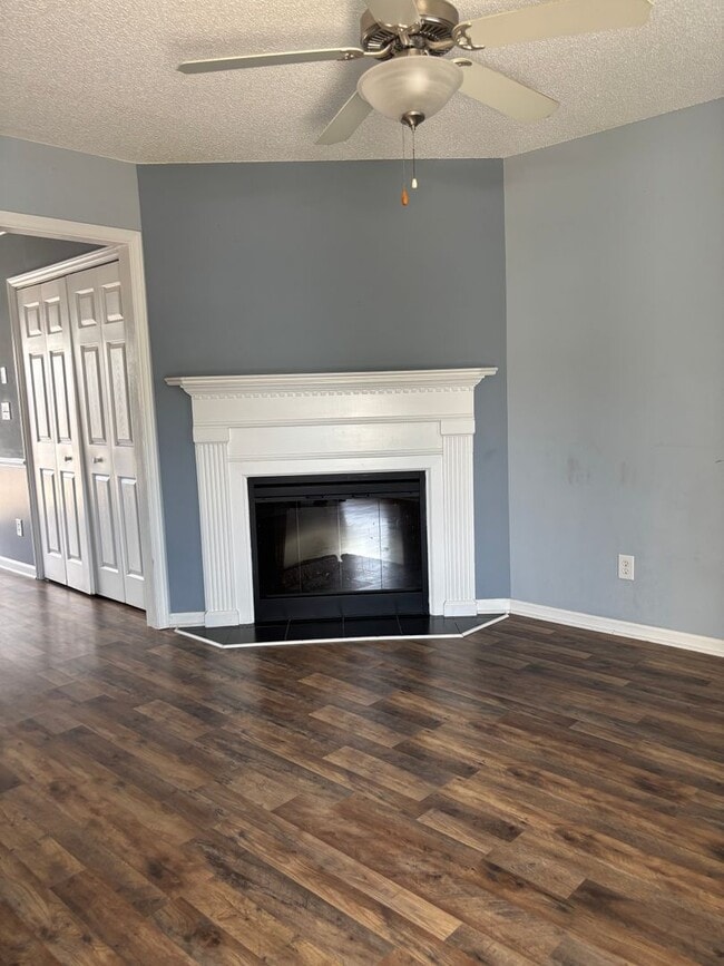 Building Photo - 2330 Vineyard Dr