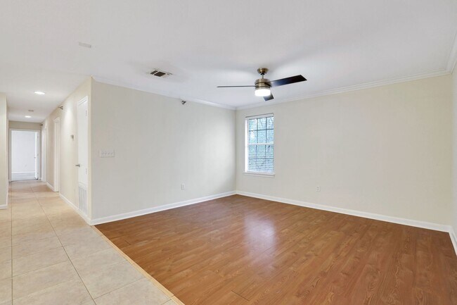 Foto del edificio - 7323 Snowden Rd
