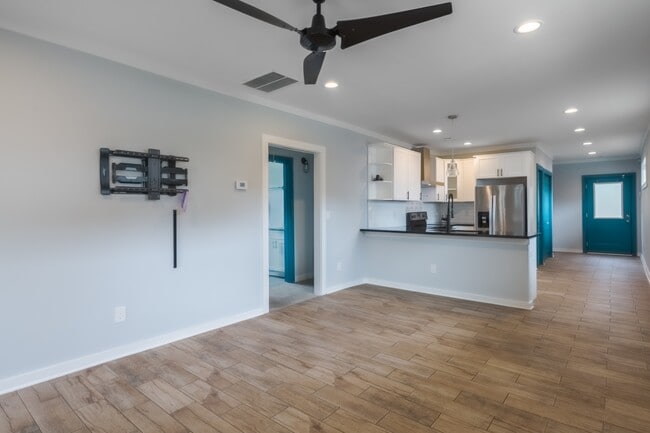 Building Photo - 1387 Lyle Ave