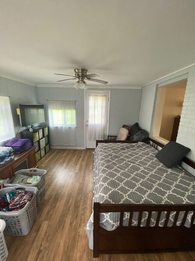 Foto del edificio - Spacious 3 bed, 1.5 bath single family hom...