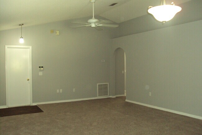 Building Photo - 30639 Birdhouse Dr
