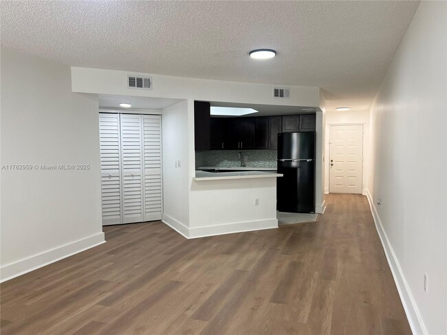 Foto del edificio - 8353 Lake Dr