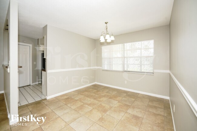 Foto del edificio - 1337 Mardrake Rd