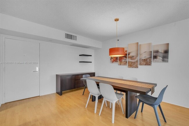Building Photo - 3600 Mystic Pointe Dr