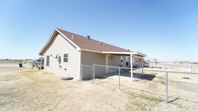 Building Photo - COMING SOON FOR LEASE 6/16! Nice 3 BR - 2 BA - Duplex in Peaster ISD