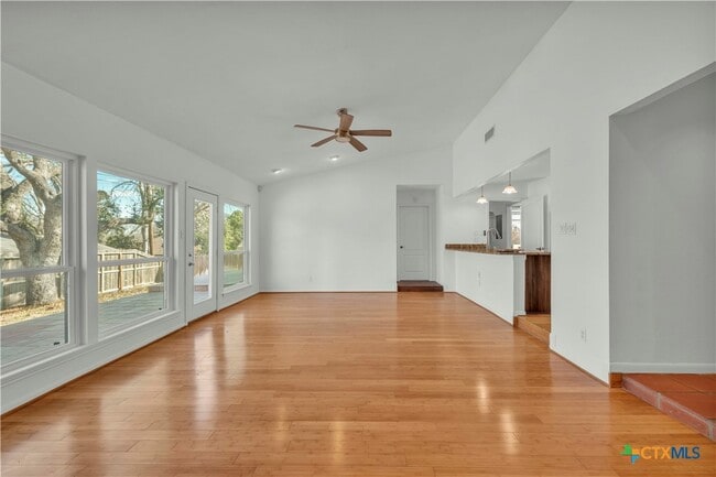 Foto del edificio - 513 Red River Rd