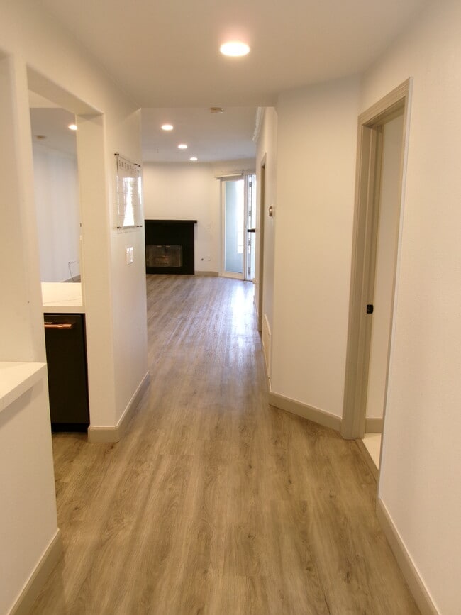 Building Photo - 2253 Martin