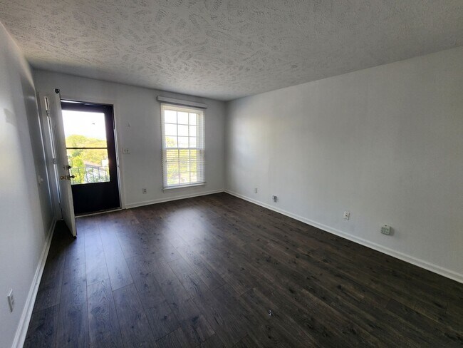 Foto del edificio - Quaint Sylvan Heights Duplex