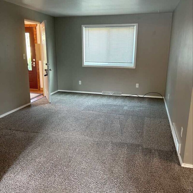 Building Photo - 1511 W 4th St