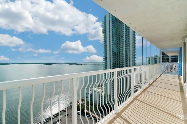 Foto del edificio - 1200 Brickell Bay Dr